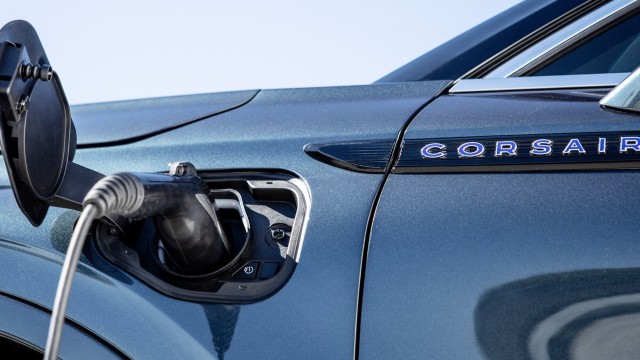 2021 Lincoln Corsair Grand Touring charging