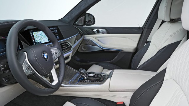 2021 BMW X7 interior