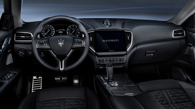 2022 Maserati Levante Hybrid interior