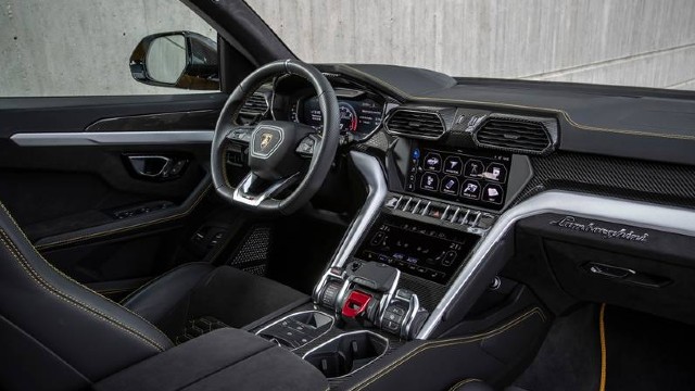 2022 Lamborghini Urus interior