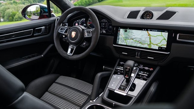 2023 Porsche Cayenne interior